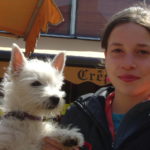 Jeune fille et son petit chiot blanc, comportementaliste canin avec Dog Sport Educ (Morbihan) de Isabelle Morphy